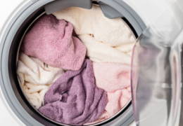 Jak często prać ręczniki, gąbki i maty łazienkowe?