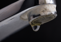 Kamień na kranie? Zobacz, jak go sprytnie usunąć