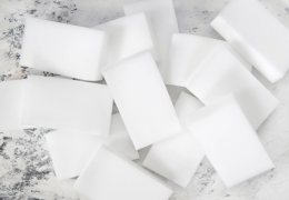 Magiczna gąbka w łazience – co nią wyczyścisz, a co zniszczysz?