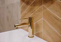 Złota łazienka – luksus czy przesada? Trend, który podzielił Polaków